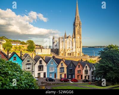 Fila di case colorate con backround cattedrale nella città di Cobh Irlanda Foto Stock