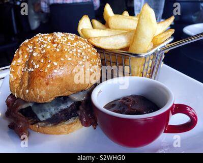 Cheeseburger Bacon scaglie di formaggio e salsa di pomodoro Foto Stock