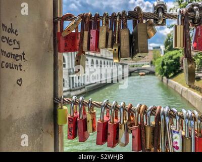 Amore serrature lucchetti e graffiti presso macellerie ponte di Ljubljana, Slovenia Foto Stock