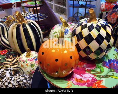 Vivacemente colorato a strisce e verificata la zucca Home Decor pezzi per vendita in Mackenzie Childs, Soho, New York, Stati Uniti d'America Foto Stock
