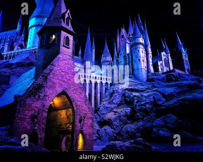 La scuola di Hogwarts di Harry Potter visto di notte come parte della Warner Brothers tour dello studio Foto Stock