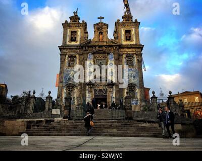 Chiesa di san ildefonso Porto Portogallo su una luminosa giornata invernale Foto Stock