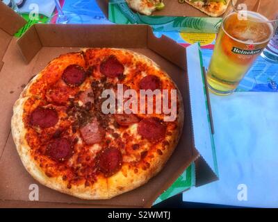 Pizza e birra canal cruise Amsterdam Foto Stock