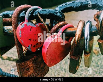 Amore si blocca sul ponte di Albert Dock Liverpool Foto Stock