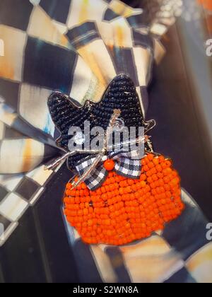 A tema Halloween portatovaglioli di un gatto nero e perle di zucca, Mackenzie Childs home decor store Soho di New York City, Stati Uniti Foto Stock