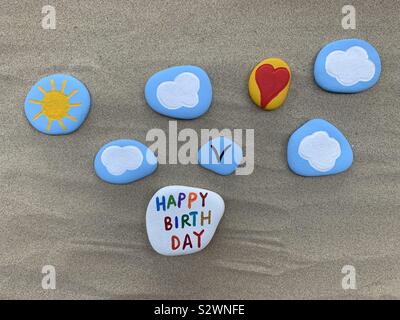 Creative Buon Compleanno composizione di pietre sulla sabbia Foto Stock