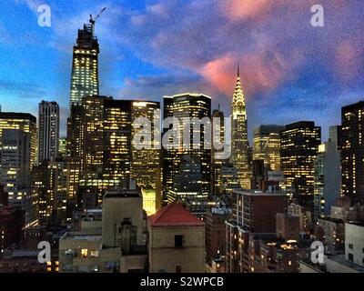 Nuvole rosa al tramonto su Midtown skyline di Manhattan, New York, Stati Uniti d'America Foto Stock