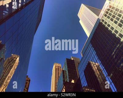 300 Madison Ave. e grattacieli lungo Madison Avenue guardando verso sud dalla 42th St., Midtown Manhattan, New York, Stati Uniti d'America Foto Stock