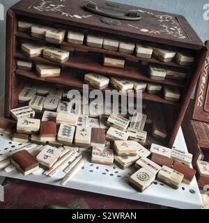 Vintage cinese set mahjong trovati, e ora sul display in, Cheong Fatt Tze (aka La Residenza Blu), un palazzo di fine ottocento Palazzina Cinese oggi ristrutturato come un hotel boutique, George Town, Penang, Malaysia Foto Stock