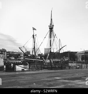 Una replica del Matthew, nel porto di Bristol. La nave originale è stato navigato da John Cabot da Bristol in Nord America nel 1497. Foto Stock