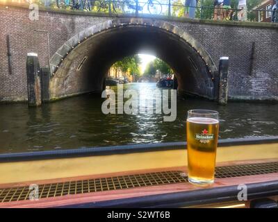 Birra e pizza canal cruise Amsterdam Foto Stock