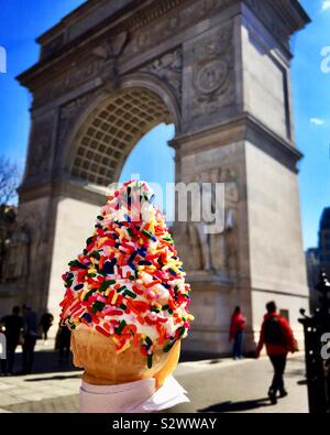 Gelato alla vaniglia con cono irrora - al di fuori di New York Park Foto Stock