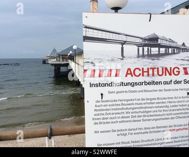 Costruzione segno di avvertimento sul molo di Heringsdorf, Usedom, Mecklenburg Vorpommern, Germania, Europa Foto Stock