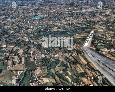 Il logo di Ryanair su wingtip del piano volare al di sopra di Treviso, Italia Foto Stock