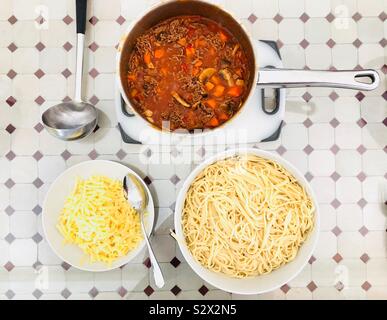 Pronto a servire - spaghetti alla bolognese Foto Stock