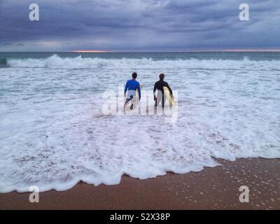 Sessione di surf a Biarritz, Oceano Atlantico, Francia Foto Stock