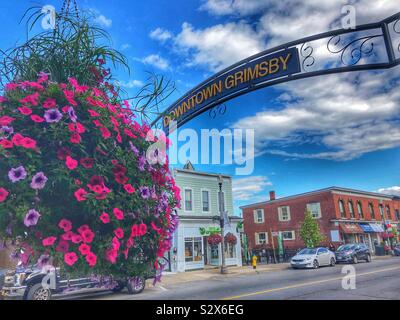 Main Street nella piccola città di Grimsby, Ontario, Canada. Foto Stock