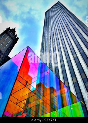 L'iconico Apple store cube si trova presso il GM edificio di fronte da The Sherry Netherland in New York City. Foto Stock