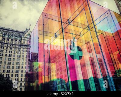 L'iconico Apple store cube avvolto in colori iridescenti è situato di fronte alla celebre plaza hotel, Stati Uniti, NYC Foto Stock