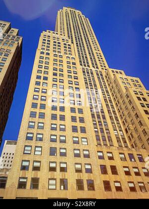 Il massiccio edificio per uffici, 500 5th Ave. domina l'angolo tra la 42nd Street e Fifth Avenue nel centro di Manhattan, New York, Stati Uniti d'America Foto Stock