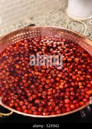 Deliziosa marmellata di ciliegie fatta in casa in pentole di rame. Foto Stock