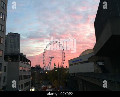 Vista del London Eye e la Royal Festival Hall di Londra al tramonto. Foto Stock