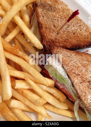 Appartamento lay close up di pancetta lattuga e pomodoro panino e le patatine fritte in un American diner, STATI UNITI D'AMERICA Foto Stock