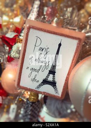 Decorazione per albero di Natale con un disegno della Torre Eiffel e le parole "Parigi è sempre una buona idea" Foto Stock
