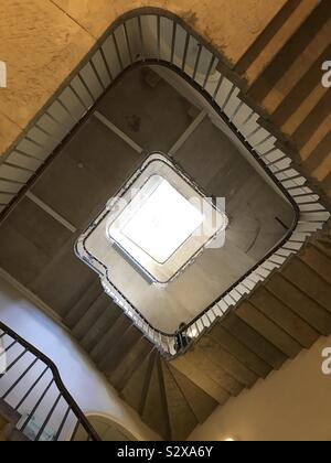 Un avvolgimento stairwell visto dal di sotto. Foto Stock