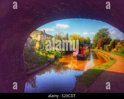 Barca stretta sulla Shropshire e Union Canal a Middlewich Cheshire Regno Unito Foto Stock