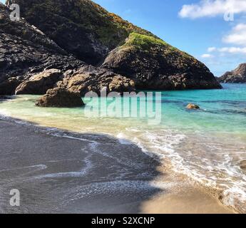 Vista dell'Oceano Atlantico e drammatica rocce e dirupi - Kynance Cove, Cornwall Regno Unito Foto Stock