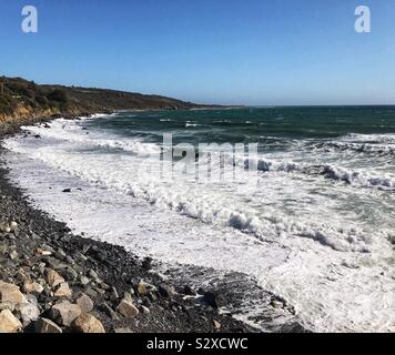 Onde che si infrangono e White Surf dell'Oceano Atlantico a Coverack in Cornwall Regno Unito Foto Stock