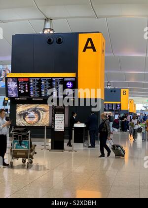 London, Regno Unito - 21 Settembre 2019: zone di partenza all'aeroporto di Heathrow Terminal 2. Foto Stock
