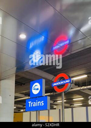 London, Regno Unito : 21 Settembre 2019: Treni e metropolitana segni all aeroporto di Heathrow Terminal 2. Foto Stock