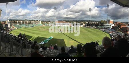 Giocatori e la folla warm up at Somerset Cricket Club la terra in Taunton Foto Stock