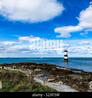 Trwyn Du o faro Penmon tra il punto nero e Puffin isola sullo Stretto di Menai Foto Stock