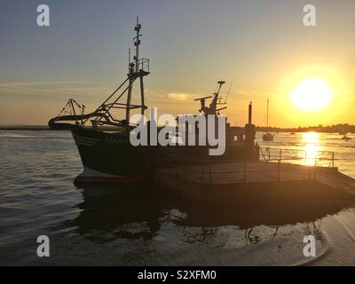 Ormeggiate barche da pesca al tramonto, Leigh On Sea, Regno Unito Foto Stock