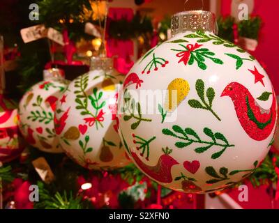 Ornamenti per vendita a Macy's flag ship department store in vacanza dipartimento di corsia durante la stagione di Natale, NYC, STATI UNITI D'AMERICA Foto Stock