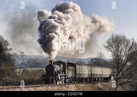 Treno a vapore sul West Somerset Railway in inverno Foto Stock