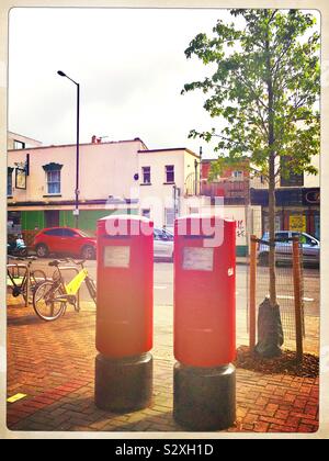 Twin pilastro rosso scatole in Bristol, Regno Unito Foto Stock