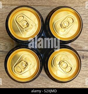 Vista dall'alto di una confezione da 4 di lattine di birra Foto Stock