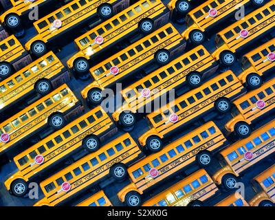 Toy New York City scuola-bus in una vetrina di un negozio. Foto Stock