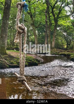 Swing over Ober acqua a ponte Puttles nel nuovo Parco Nazionale Foreste, Hampshire, Inghilterra Foto Stock
