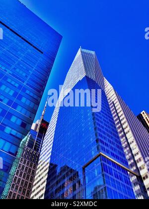 Bank of America presso la sede mondiale si trova nel punto di intersezione tra la 42nd Street e la Avenue of the Americas in midtown Manhattan, New York, Stati Uniti d'America Foto Stock