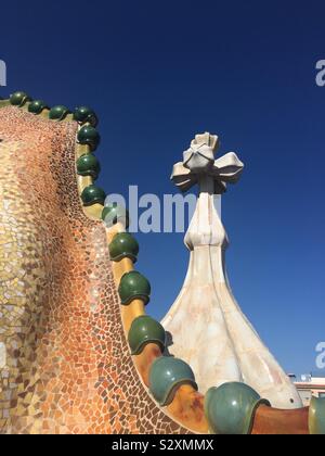 Il Tetto Della Casa Batllo House Progettata Da Antoni Gaudi Barcellona il-tetto-della-casa-batllo-house-progettata-da-antoni-gaudi-barcellona