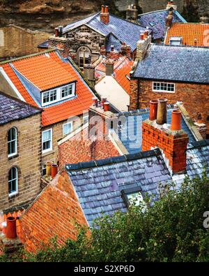 Vista sopra i tetti delle case del borgo di Staithes nel North Yorkshire England Regno Unito Foto Stock