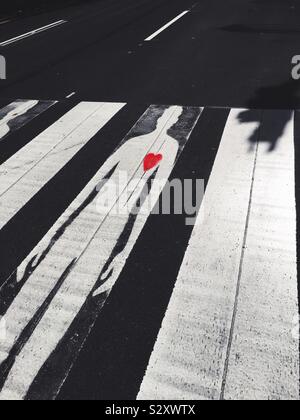 Crosswalk su Park Avenue dispone di un maschio di silhouette con un cuore rosso sollecitando la sicurezza dei pedoni, NYC, STATI UNITI D'AMERICA Foto Stock
