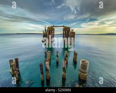 Abbandonato il terminale dei traghetti dal molo di Port Townsend, nello Stato di Washington, USA che si affaccia sul Puget Sound Foto Stock