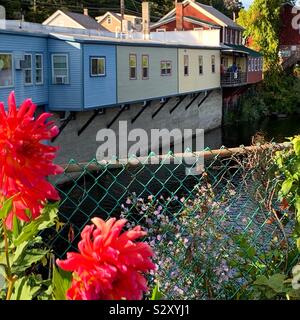 Una vista dal ponte di fiori, Shelburne Falls, Massachusetts, Stati Uniti Foto Stock