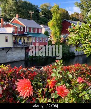 Una vista dal ponte di fiori, Shelburne Falls, Massachusetts, Stati Uniti Foto Stock